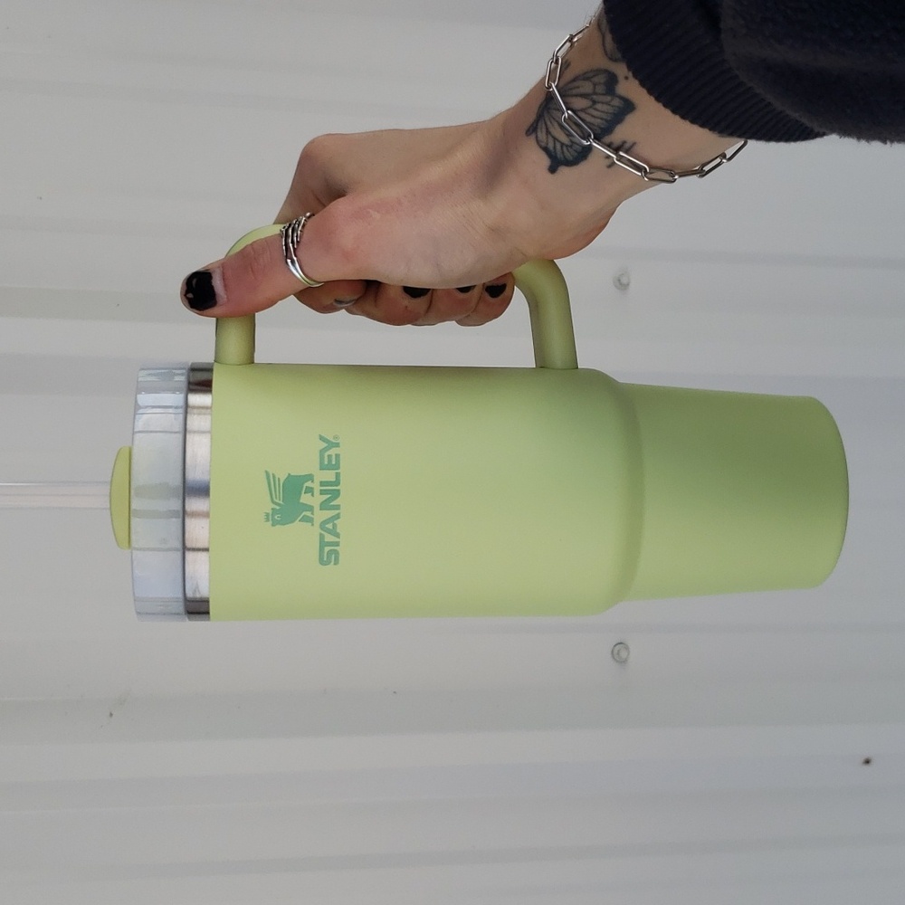 Stanley The Flowstate 30oz Quencher H2.0 Tumbler in Citron